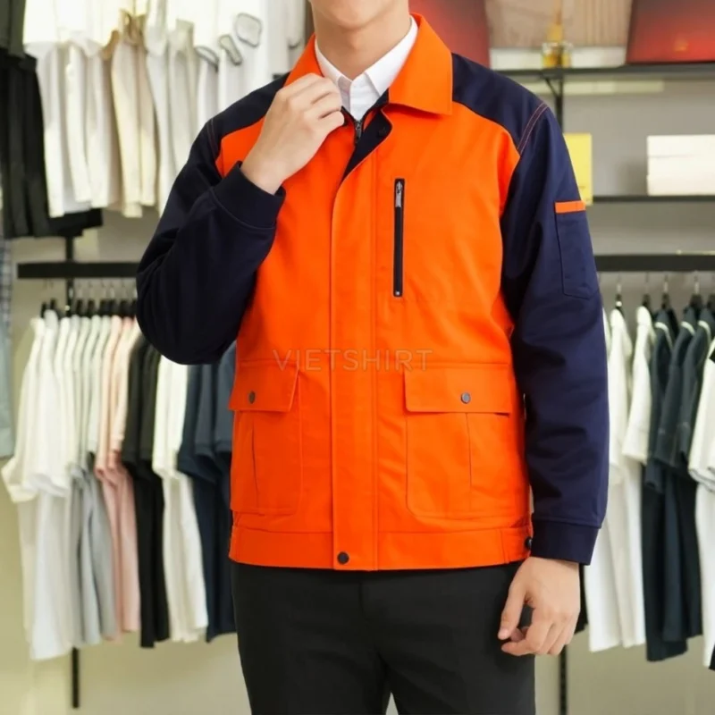 Áo đồng phục kỹ sư cao cấp màu cam, người mẫu đứng trong cửa hàng quần áo thời trang